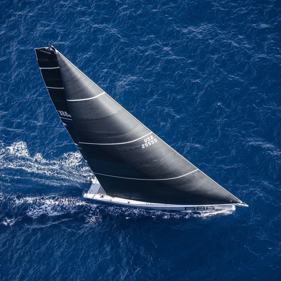 Vela de un velero, equipamiento náutico que dura temporadas